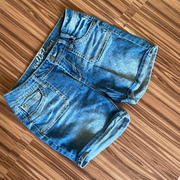 WALLFLOWER Distressed Jean Shorts Size 13 - Picture 3 of 9